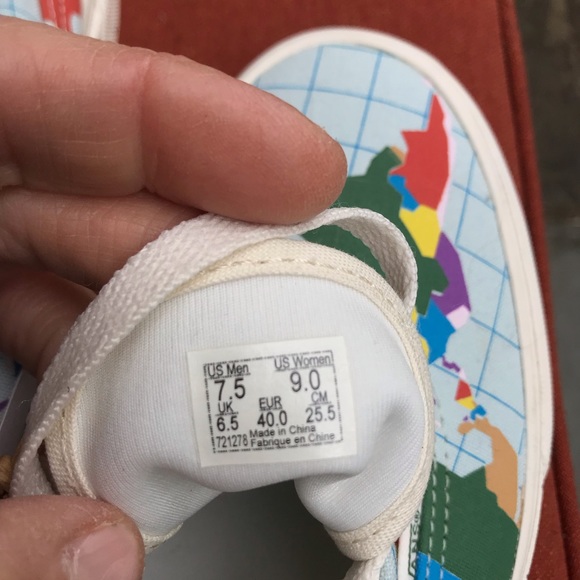 Vans Off the Wall “Save Our Planet” World Map Woman’s size 9 - barely worn - Picture 5 of 6